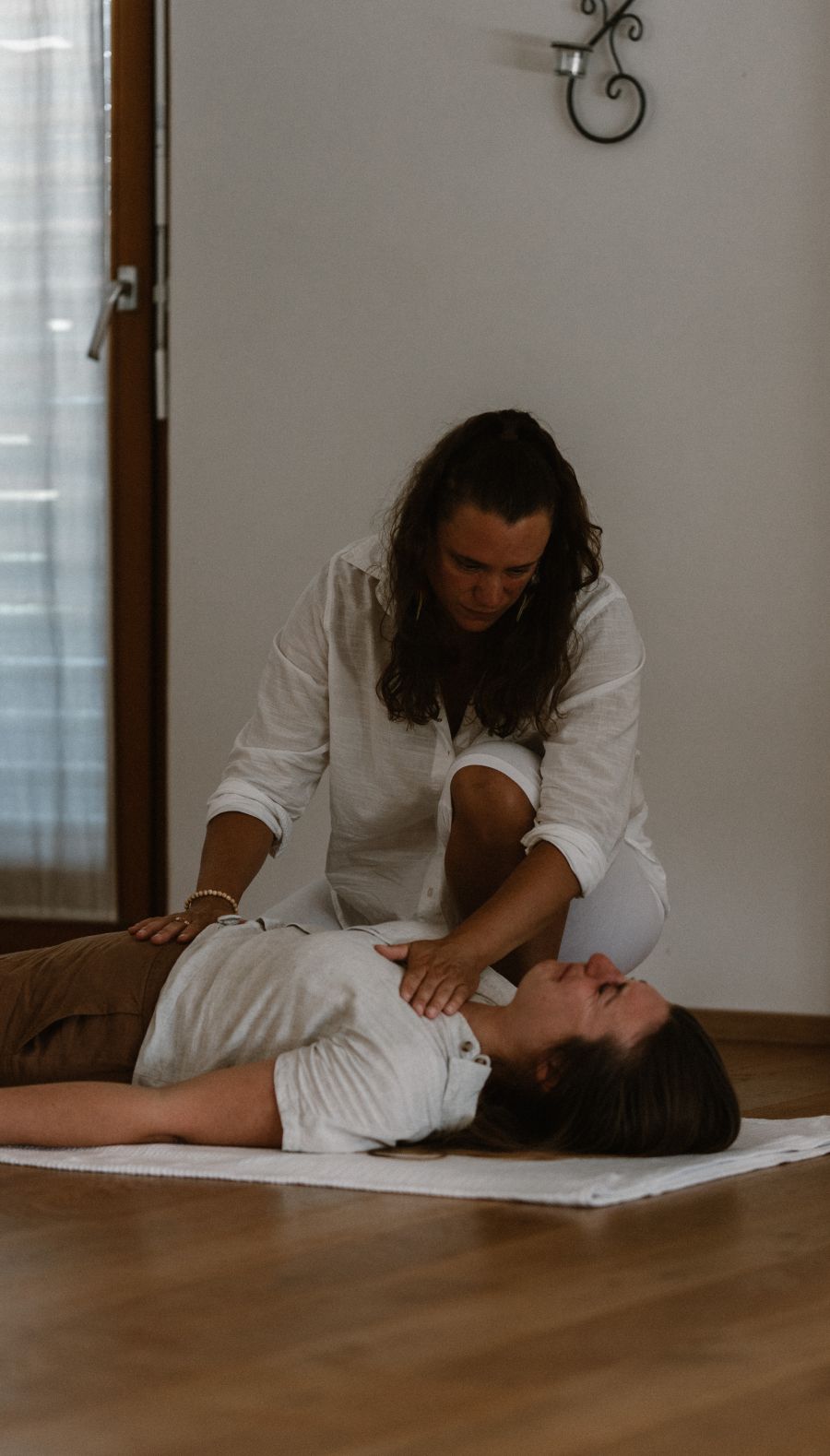 Kaya Zina während einer Emotional Bodywork Session